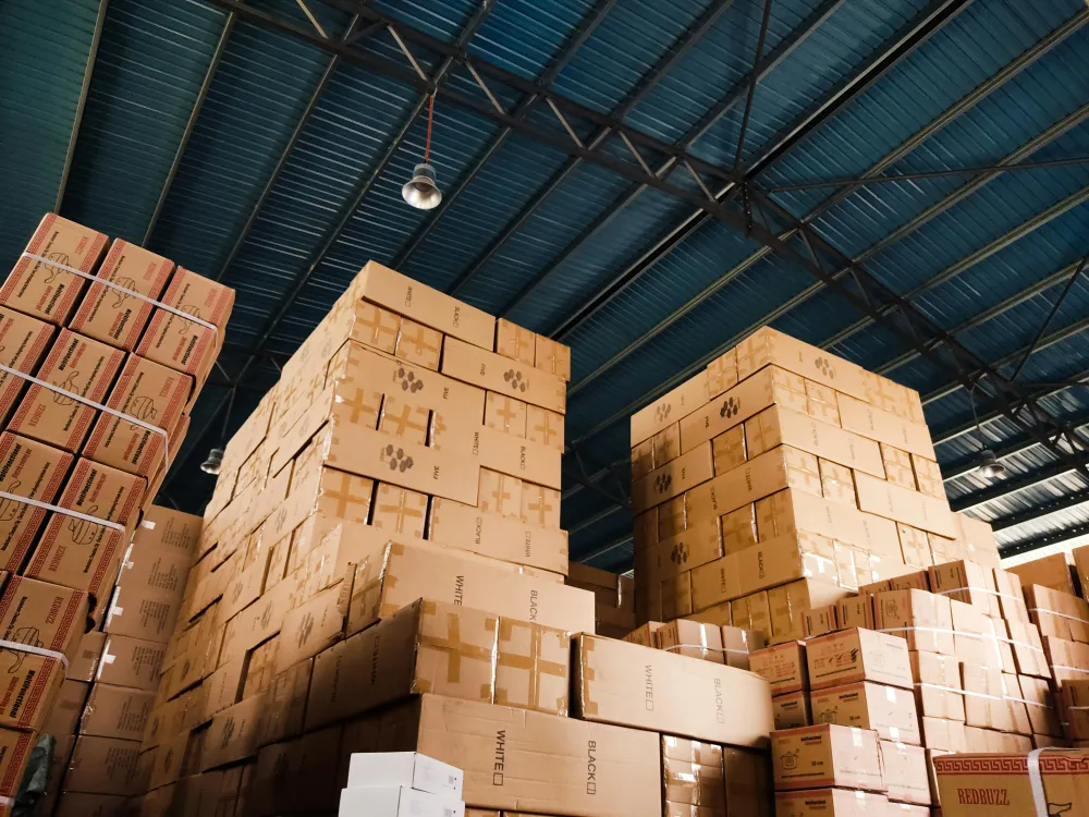 Stacked cartons in a cycle manufacturer warehouse - AI loading solution